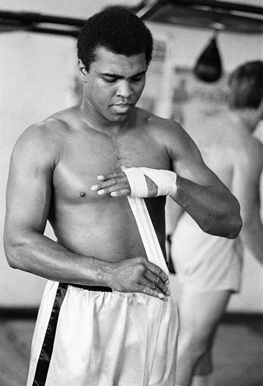 3 yıl ara verdi

                                    
                                    
                                    
                                    Muhammed Ali, 1967-1970 yıllarında boksa mecburen ara verdi. Ailesinin yardımı ve üniversitelerde para karşılığı yaptığı konuşmalarla geçimini sağlayan Muhammed Ali, 1970 yılında açtığı temyiz davasını kazandı ve ringlere döndü.
                                
                                
                                
                                