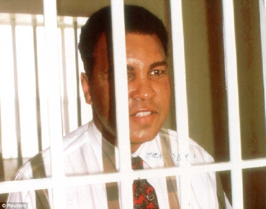 Savaşa gitmek istemedi

                                    
                                    
                                    
                                    'Vietnamlılar bana hiçbir kötülük yapmadılar ki onlarla savaşayım' görüşünde olan Muhammed Ali, savaşa katılmadı. Savaşa gitmek istemediği için Muhammed Ali, 5 yıl hapis cezası ve 10 bin dolar para cezasına çarptırıldı.
                                
                                
                                
                                