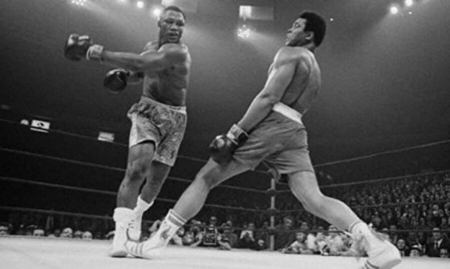 İlk kez yenildi

                                    
                                    
                                    
                                    'The Greatest' lakaplı Muhammed Ali, 1971 yılında Joe Frazier ile Asrın Maçı'na çıktı. Bu maçta yenilen Muhammed Ali, profesyonel boks kariyerinde ilk defa kaybetmiş oldu.
                                
                                
                                
                                