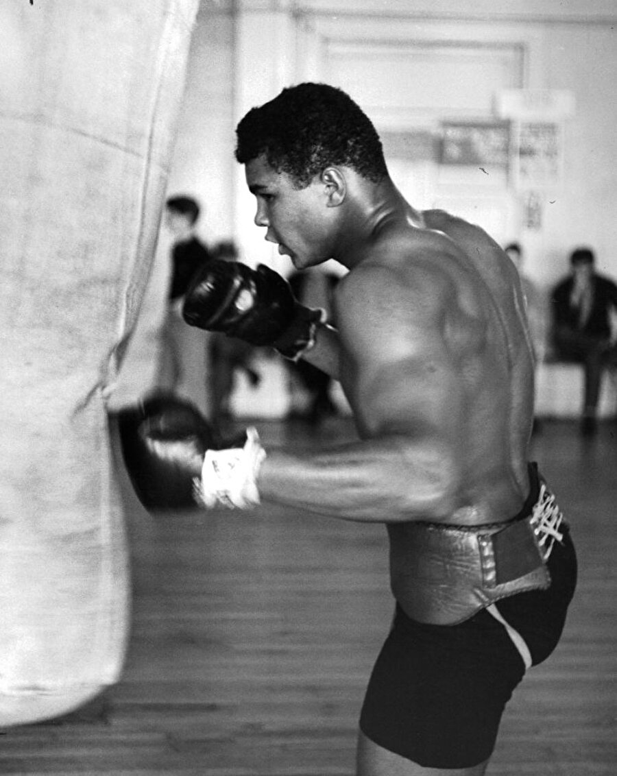5 kez yenildi

                                    
                                    
                                    
                                    Muhammed Ali, 1978 yılında şampiyon olarak kariyerine nokta koydu. Kariyerinde toplam 61 maça çıkan Muhammed Ali, 56 galibiyetin 37'sini nakavtla aldı. Ünlü boksör profesyonel kariyerinde yalnızca 5 kez yenildi. 
                                
                                
                                
                                