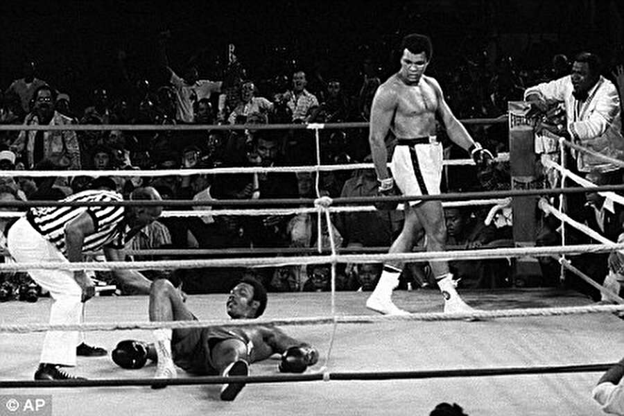 Bir ilk daha geldi

                                    
                                    
                                    
                                    1978'de Spinks'i yenen Muhammet Ali, dünya şampiyonluğunu üç kez kazanan ilk boksör oldu.
                                
                                
                                
                                