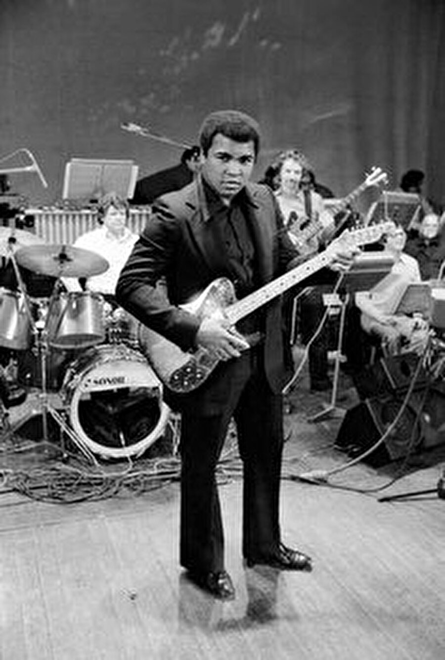 Şarkı söylemeyi çok seviyordu

                                    
                                    
                                    
                                    Muhammed Ali, gençliğinde müzik ve illüzyonla da ilgilendi. Muhammed Ali, Müslüman olduktan sonra müziğe devam etti ancak illüzyon yapmadı.
                                
                                
                                
                                