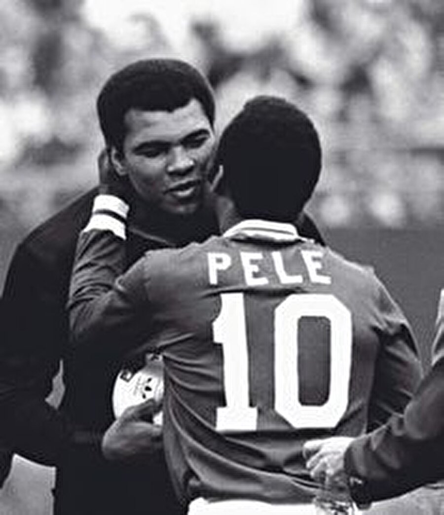 Pele ona hayrandı

                                    
                                    
                                    
                                    Brezilyalı futbol efsanesi Pele de Muhammed Ali hayranıydı.
                                
                                
                                
                                