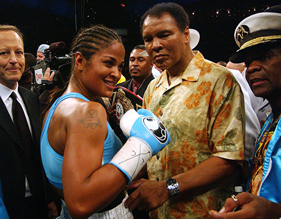 Laila Ali babasının izinde yürüdü 

                                    
                                    
                                    
                                    Muhammed Ali'nin kızı Laila Ali de babası gibi bir boksör. 
                                
                                
                                
                                