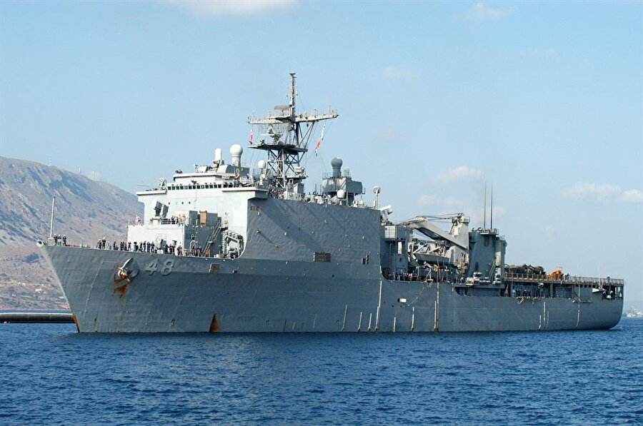 Ashland Gemisi
Bu geminin adını bizler 2010 yılında Somalili korsanların saldırısında duyduk. O gün saldıran tüm saldırganlar etkisiz hale getirilip, gemileri yakılmıştı. 

 Oysa 2008 yılında The Guardian Amerika'nın terör zanlılarını “yüzer hapishane” olarak kullanılan gemilerde tuttuğunu yazdı. Amerikan hükümetinin 17 adet yüzer hapishanesi olduğu ve bunların içinde 26 bine yakın suçlunun tutulduğu ve bu gemilerden birinin adının Ashland olduğu içerisinde Somali, Kenya ve Etiopya'da yakalananların bulunduğu iddia edildi. 

 Ancak bu yüzer hapishaneler kesinlikle kabul edilmiyor. 
