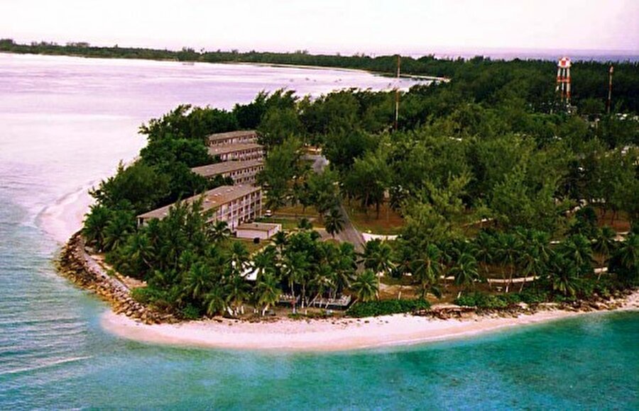 Diego Garcia - Hint Okyanusu
Diego Garcia bir mercan adası. Konum olarak Hint okyanusunda, Hindistan'dan 1600 km uzaklıkta. 1960'ta İngilizler adanın yerlilerini kovarak burasını askeri üs haline getirmiş. Adada 4000 den fazla görevli bulunmakta. 

 Ada ile ilgili ilginç bir durum ise, burasının CIA tarafından suçluları sorgulamak için kullanılan bir hapishane olduğu. İki ülke yetkilileri de bunu reddediyor ancak geçmişte ABD Dışişleri eski Bakanı Colin Powell'ın baş danışmanı olarak görev yapan Lawrence Wilkinson, CIA'in terör şüphelilerini İngiltere'ye ait Diego Garcia adasında sorguladığını iddia etti.


 Vice News'e konuşan Wilkinson, Diego Garcia'da, kalıcı bir CIA hapishanesi kurulmadığını,diğer mekanlar dolu olduğunda, ya da yeterince güvenli olmadıkları düşünüldüğünde bu ada geçici bir sorgu ya da aktarma merkezi olarak kullanıldığını söyledi. 

