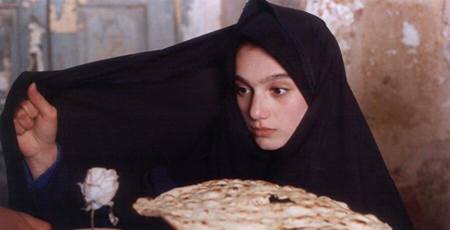 Ekmek ve Çiçek, 1996

                                    
                                    
                                    Film içinde film, hikaye içinde hikaye anlatır Mahmelbaf. Ekmek ve Çiçek işte o filmlerden biri. Gerçekle kurgunun iç içe geçtiği filmde yönetmen final sahnesiyle zirvede bırakmıştır. İnsanlığı adalet, sevgi, merhamet ve aşkla kurtarmak isteyenlerin filmi: Ekmek ve Çiçek!
                                
                                
                                