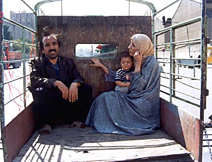 Seyyar Satıcı, 1989

                                    
                                    
                                    3 bölümden oluşan ve her bölümünü ayrı bir görüntü yönetmenini çektiği Seyyar Satıcı'da Mahmelbaf, Tahran'ın modern yüzünün arkasına gizlenen sefaleti, açlığı ve yoksulluğu resmediyor. Toplumuna ve kendi insanının sorunlarına sırt çevirmemiş yönetmenler, çok yaşayın!
                                
                                
                                