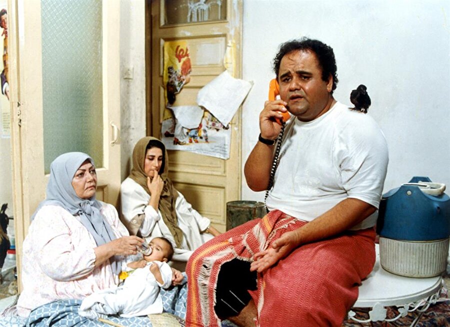 Oyuncu, 1993

                                    
                                    
                                    Hiciv mi dediniz? Mahmelbaf onu da es geçmiyor. Makhmalbaf Oyuncu'da, sanat filmi oyuncusu olmak isteyen fakat ailesinin zorlaması yüzünden kötü reklam filmlerinde oynamak zorunda kalan bir aktörün öyküsünü hicvediyor.
                                
                                
                                