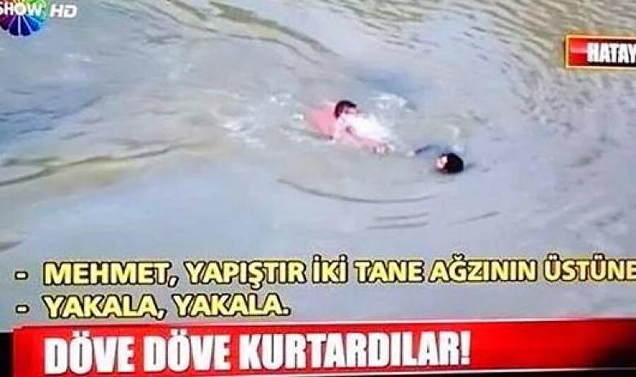 İntihar eden adamı tokatlayıp kurtardı

                                    Hatay'da Asi Nehri'ne atlayarak akıntıya kapılan Suriye uyruklu bir kişiyi boğulmak üzereyken suya giren bir vatandaş önce tokatladı sonra kurtardı. "Alın bunu yoksa elimden bir kaza çıkacak" diyen vatandaş intihar eden adamı elbisesinden tutup kenara doğru getirdi.

                                