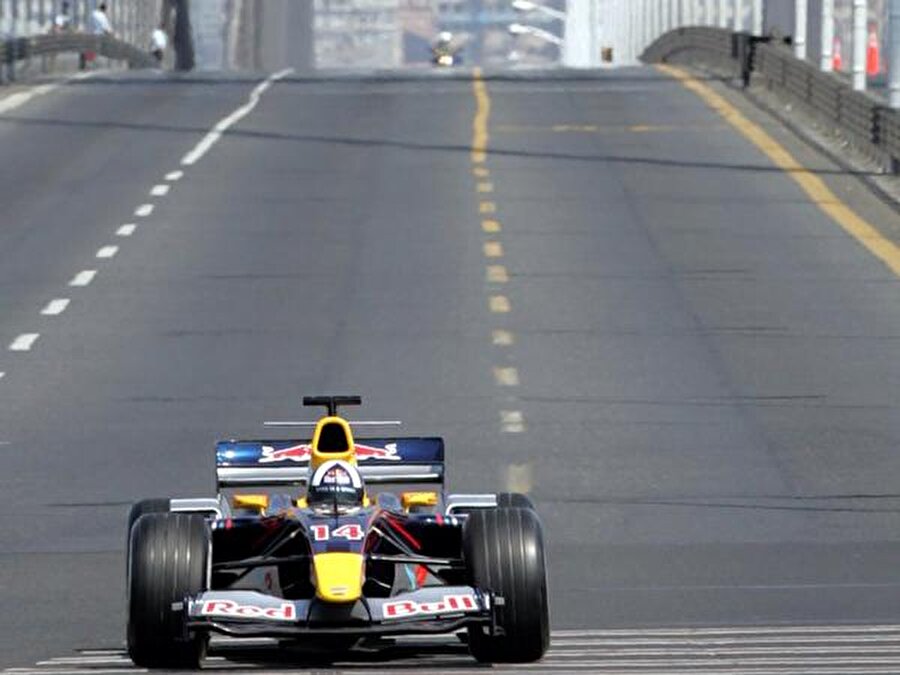 Gösteri sürüşü yapan Formula 1 pilotuna OSG cezası

                                    İstanbul Boğaziçi Köprüsü'nde bir gösteri sürüşü yapan Formula 1 takımlarımdan Redbull'un İskoç pilotu David Coulthard'a OGS cezası kesildi.

 Gösteri günü Coulthard, köprüdeki 12 numaralı gişeden geçiş yaptığı sırada Boğaziçi Köprüsü Otomatik Geçiş Sistemi, bilgisayara otomatik olarak 33 YTL ceza yazdı. David Coulthard ve Red Bull Takımı yetkilileri gösteri tamamlandıktan sonra kesilen cezayı ödemek istedi, ancak karayolları yetkilileri bu gösterinin özel bir durum olduğunu belirterek teklifi geri çevirdi.

  

 Red Bull takımının ısrarı üzerine yetkililer, normal geçiş ücreti olan 3 YTL'yi almayı önerdiler, ancak David Coulthard ve Red Bull takımı kesilen cezayı ödemekte ısrar etti. Bunun üzerine İstanbul'daki şovun ardından Red Bull takımı, Boğaziçi Köprüsü'nden kaçak OGS geçişleri için kesilen 33 YTL'lik cezayı ödedi.

                                