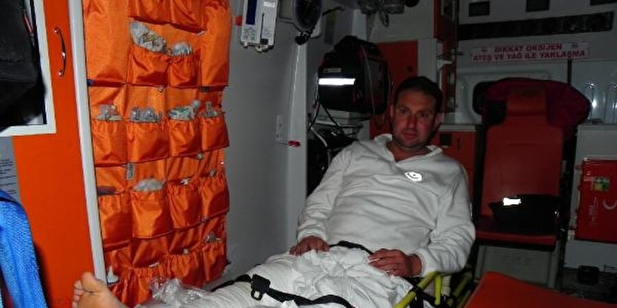 Yol vermedi diye ambulans şoförünü dövdüler

                                    Bursa'nın merkez Nilüfer İlçesi'nde, yol vermediği gerekçesiyle ambulansı durduran iki kişi, sürücü 42 yaşındaki Hasan Üstün ve yoldan geçerken olayı görüp yardımına gelen Ali Özdoğan'ı sopayla dövdü.

 Bursa'nın merkez Nilüfer İlçesi'nde, yol vermediği gerekçesiyle ambulansı durduran iki kişi, sürücü 42 yaşındaki Hasan Üstün ve yoldan geçerken olayı görüp yardımına gelen Ali Özdoğan'ı sopayla dövdü. Kavgayı ayırmaya gelen Ali Koçdemir'in de ayağının üzerinden geçerek kaçmaya çalışan saldırganlar polis tarafından yakalandı.

                                