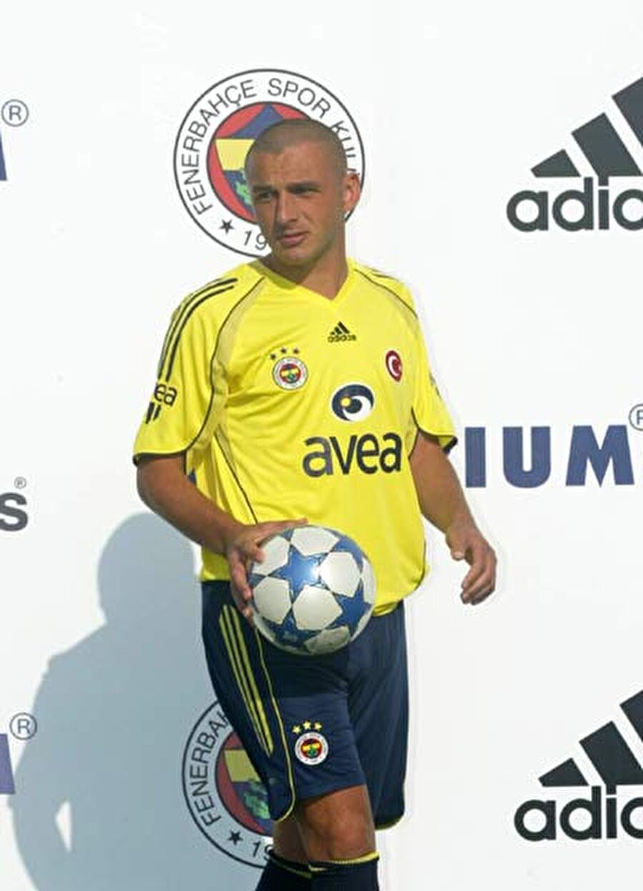 Mahmut Hanefi Erdoğdu

                                     

 2003 yılında Sakaryaspor'dan Fenerbahçe'ye transfer olan Mahmut, sol bek pozisyonunda görev alıyordu. Üç sezon Fenerbahçe'de kalan Mahmut, pek fazla bekleneni veremedi. Tuncay Şanlı'nın yakın arkadaşı olan Mahmut, Türkiye'nin en iyi taç atışı kullanan isimlerinden biriydi. Takım arkadaşlarının 'Memati bakışlı” dediği Mahmut futbolu 2011 yılında bıraktı.

                                