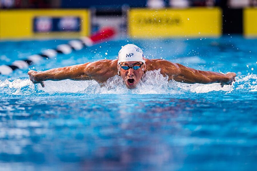 5 dalda rekor geldi

                                    
                                    
                                    
                                    
                                    2003 yılında, Barcelona'da düzenlenen Dünya Yüzme Şampiyonası'nda 17 yaşındaki Phelps, 5 dalda dünya rekoru kırdı.
                                
                                
                                
                                
                                