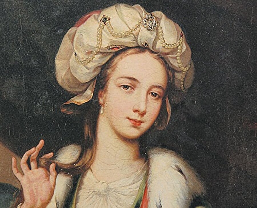 Lady Mary Wortley Montagu
Türk kadınlarının en büyük süsü Türk oluşlarıdır. Onlar süslenmek için elmas veya zümrüt takınmıyorlar, belki üzerlerinde taşıdıkları o taşları süslemiş ve kıymetlendirmiş oluyorlar. Çünkü her Türk kadını canlı bir inci ve paha biçilmez bir pırlantadır.
