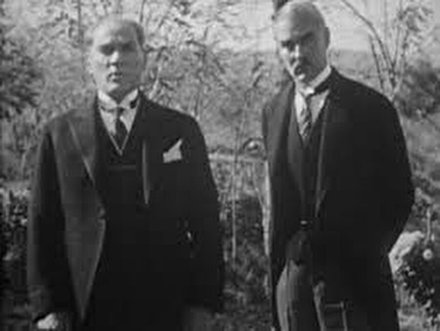 Sir Julien Corbet
Çanakkale'de başarılı olamadık. Nasıl başarılı olurduk ki? Zira Türkler yuvasına girilmiş aslanların hiddetiyle, cüret ve cesaret kahramanlığı ile savaşıyorlardı. Böyle bir millet görmedim.