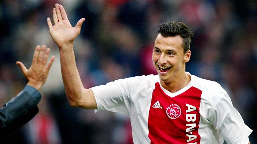 Ajax’a imza attı

                                    
                                    Oynadığı futbolla dikkatleri çeken genç oyuncu, 2001'de Ajax'ın kapısından girdi.
                                
                                