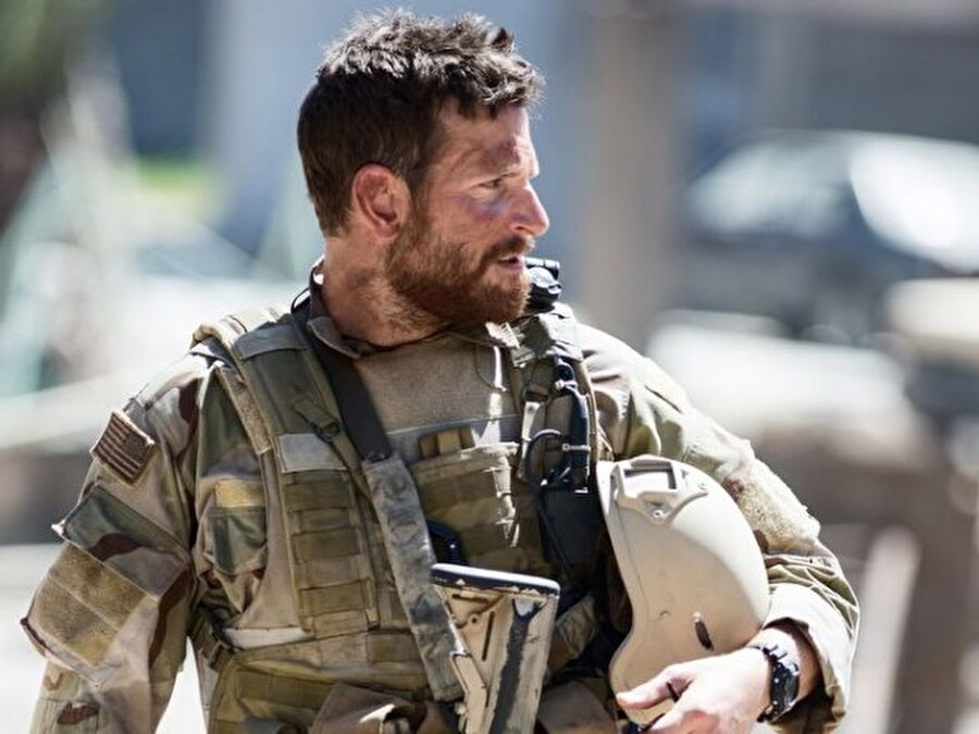 Keskin nişancı (American Sniper)
Usta yönetmen Clint Eastwood'un beyazperdeye uyarladığı bu film Irak'a silah arkadaşlarını korumak için gönderilen keskin nişancı Chiris Kyle'nin hikâyesini anlatmakta. Filmin başrolünde ise Bradley Cooper var. Ancak gerçek hikâyenin kahramanı, ABD Savunma Bakanlığı'ndan teyit edilene göre 160'ın üzerinde Iraklıyı öldüren, deniz kuvvetlerinde görev yapmış Chiris Kyle. Film onun hayatı üzerine yazılmış bir kitaptan uyarlandı. 
