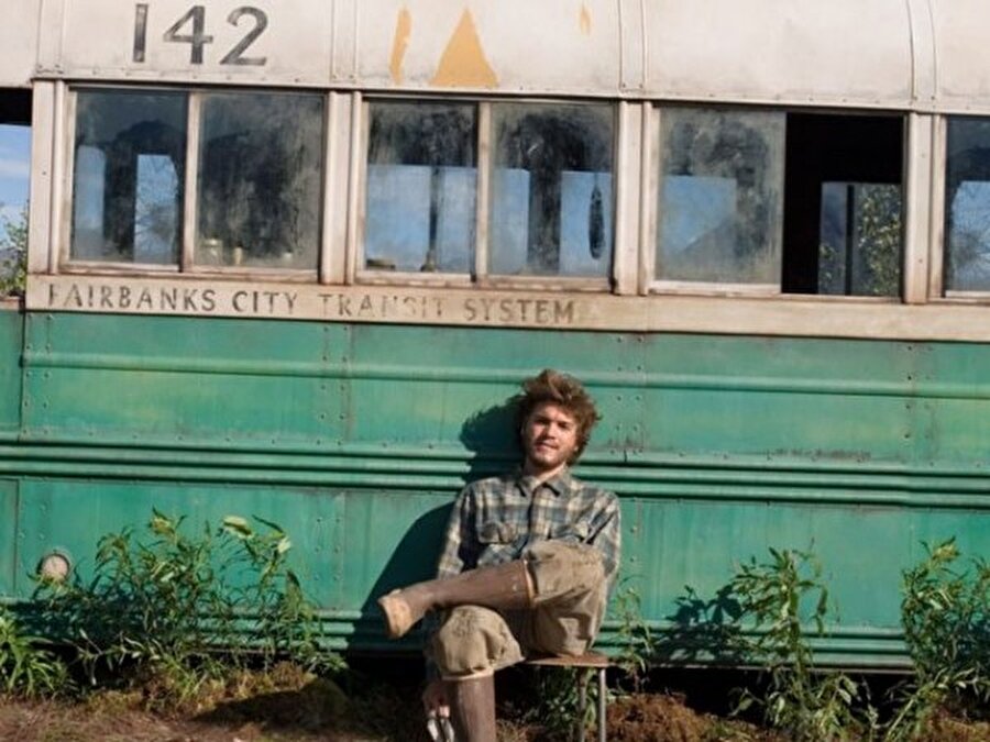 Özgürlük Yolu (Into the Wild)
2007 yılında beyazperdeye giren bu film usta oyuncu Sean Penn tarafından beyazperdeye uyarlandı. Filmde üniversiteden yeni mezun olan Christopher, anne ve babasıyla geçmişte yaşadığı sorunların da etkisiyle, sahip olduğu her şeyden vazgeçer ve Alaska'da vahşi doğada tek başına yaşamaya çalışır. Alaska'ya kadar olan iki senelik yolculuğu esnasında pek çok renkli karakterle arkadaşlık kurar.