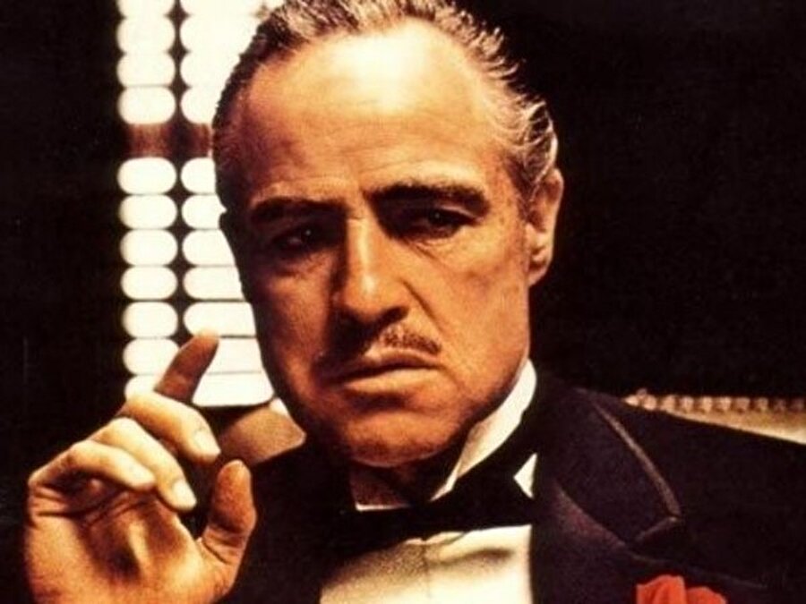 Baba (The Godfather)
Türkiye'de en çok izlenen yabancı filmlerden olan Baba Mario Puzo'nun çok satan kitabından Puzo ve yönetmen Francis Ford Coppola tarafından sinemaya uyarlanandı. Film Marlon Brando ve Al Pacino muhteşem performansları sayesinde unutulmazlar arasına girdi. 

 Baba 40'lar ve 50'lerin Amerika'sında, bir İtalyan mafya ailesinin destansı öyküsünü konu alıyor. Don Corleone'nin kızı Connie'nin düğününde, ailenin en küçük oğlu ve bir savaş gazisi olan Michael babasıyla barışır. Bir suikast girişimi, Don'u artık işleri yönetemeyecek duruma düşürünce, ailenin başına Michael ve ağabeyi Sonny geçerler. Danışmanları Tom Hagen'in de yardımlarıyla diğer ailelere savaş açan Corleone ailesi, eski moda yöntemleri de değiştirmeye başlar.
