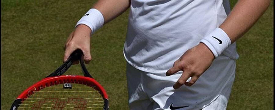 6 parmağı var
15 yaşındaki tenisçinin iki elinde de üçer parmak bulunuyor. Jones'in sağ ayağında da yalnızca üç parmak var. 