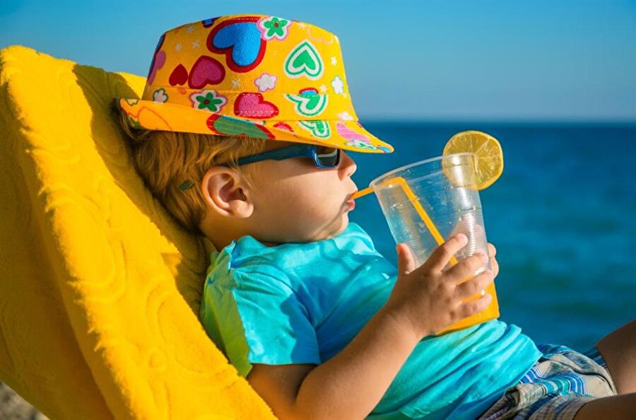 Çocuklara dikkat

                                    
                                    
                                    Özellikle bebekleri öğlen güneşinden korumaya özen gösterin. Bebek ve çocuklara 50 faktör korumalı güneş koruyucu krem uygulayın; güneşe gözlüksüz ve şapkasız çıkarmayın.
                                
                                
                                
