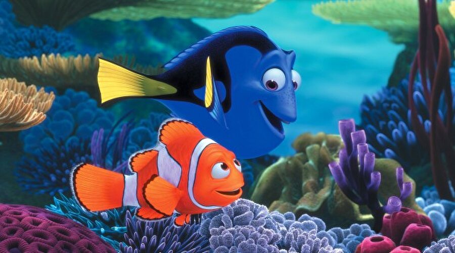 Kayıp Balık Nemo
Büyük küçük herkesin bildiği film Kayıp Balık Nemo'da bir yüzgeci diğerinden küçük olduğu için babası tarafından üzerine fazla düşülen Nemo'nun kaybolması ve hayatı öğrenmesi anlatılıyor. 

 Nemo'nun korumacı babası ise oğlunu arayışı sırasında bakılmadık yer bırakmamış ve evladının büyüdüğünün farkına varmıştır. 
