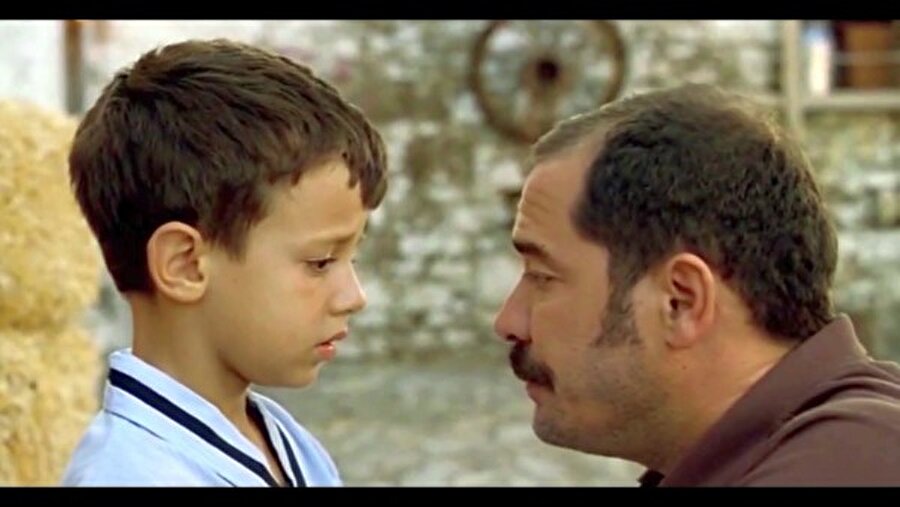 Babam ve Oğlum
Vizyona girdiği dönemde neredeyse izleyen herkesi ağlatan Babam ve Oğlum baba oğul ilişkilerine en iyi örneklerden biri. 

 Unutulmaz oyunculuklar ve replikleriyle hafızalara kazınan Babam ve Oğlum üç kuşak arasında yaşanan baba oğul ilişkilerine yoğunlaşan bir hikâyeye sahip. Annesiz büyütmeye çalıştığı oğlunu öğrendiği bir haber yüzünden yıllardır görüşmediği babasının yanına götürmeye karar veren Sadık'ın hem oğluyla hem babasıyla yaşadıkları oldukça etkileyici.
