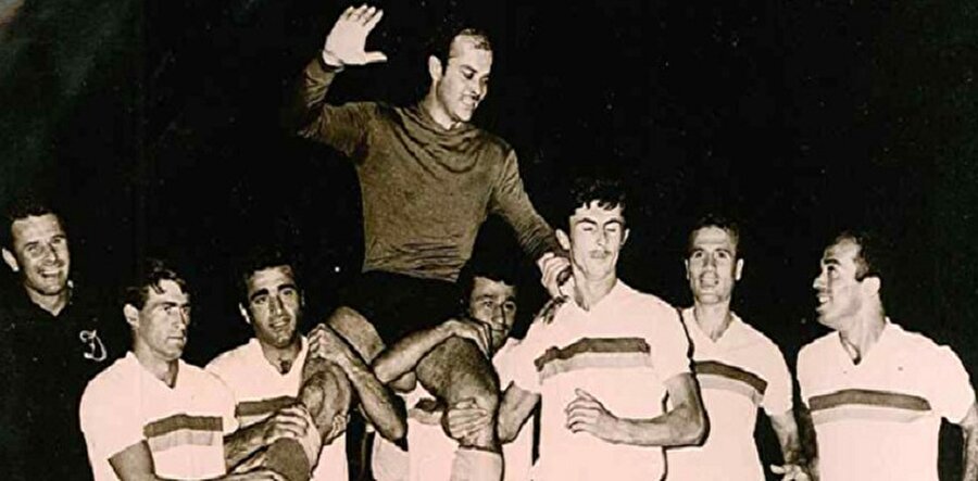 Forvet mevkiinde başladı

                                    
                                    1947-1949 yıllarında Şeren, Galatasaray Lisesi'nde okurken aynı zamanda sarı-kırmızılı futbol takımının altyapısında top koşturuyordu. Şeren, altyapıda oynadığı dönemde forvet hattında görev alıyordu.
                                
                                