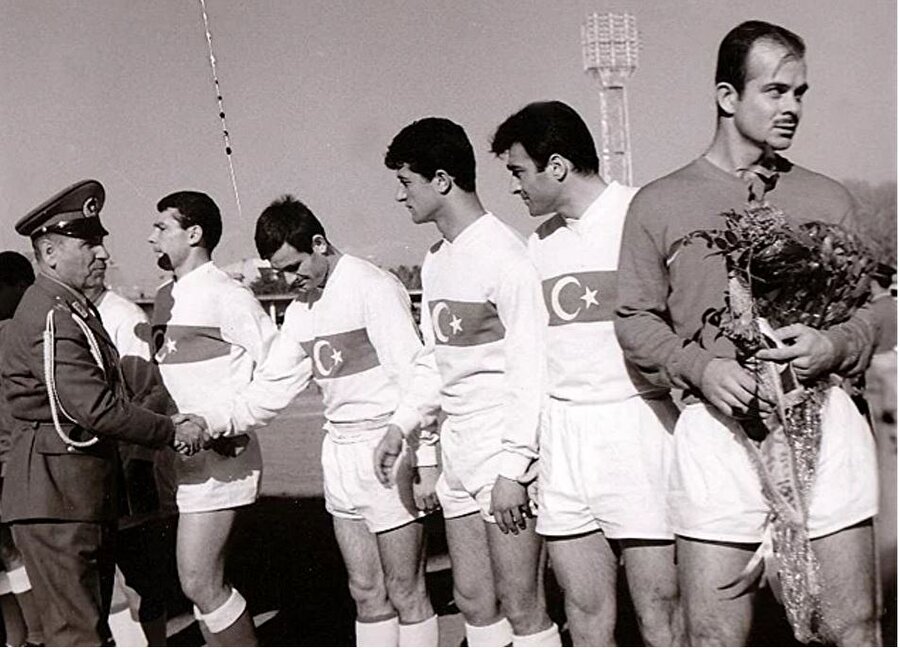 1950’de milli davet

                                    
                                    Şeren, 28 Mayıs 1950'de Türkiye'nin İran'ı 6-1 mağlup ettiği hazırlık maçında ilk kez A millî takım formasını giydi. 
                                
                                