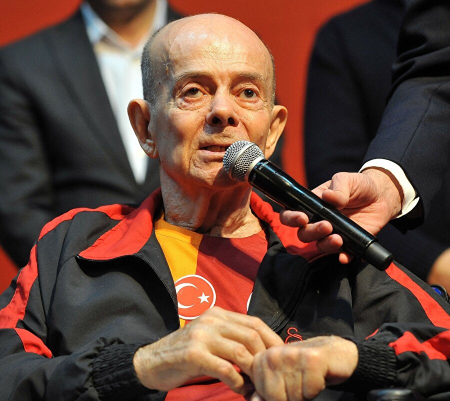 1980’de nokta koydu

                                    
                                    Şeren; Mersin İdman Yurdu (1968-1969), Vefa (1969-1970), Samsunspor (1970-1971), Mersin İdman Yurdu (1971-1973), Vefa (1974) ve Galatasaray'ı (1979-1980) çalıştırdı.
                                
                                
