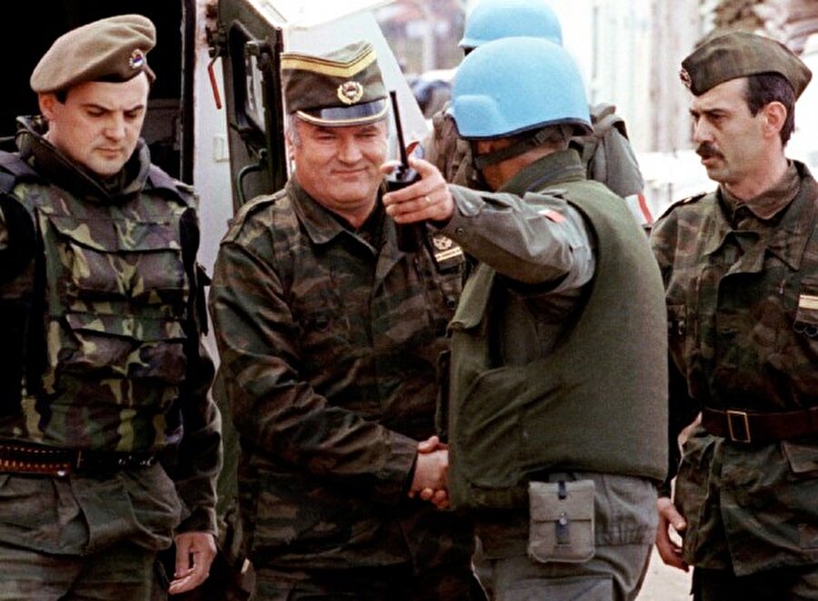 9 Temmuz 1995'te kasabayı ele geçirmek için Sırplar ''Krivaya 95'' operasyonunu başlattı. Srebrenitsa'yı kuşatan Sırplar, BM barış gücündeki Hollanda askerlerinin gözetleme mevzilerine saldırdı ve 30 kadar Hollanda askerini rehin aldı. 

 10 Temmuz 1995'te Sırp ordusu Srebrenitsa`ya top ateşine başladı. Hollanda güçleri Sırplara, sabaha kadar geri çekilmezlerle NATO`nun hava saldırısı düzenleyeceği tehdidinde bulundu.
