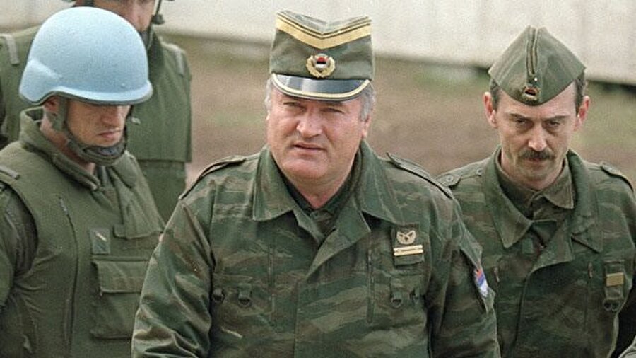 11 Temmuz 1995'te NATO savaş uçakları Srebrenitsa etrafındaki Sırp tanklarını bombaladı. Sırp ordusu kasabaya bombardımana yeniden başlayacağı ve rehin Hollanda askerlerini öldüreceği tehdidinde bulundu ve 11 Temmuz akşamı saat 16,15'te Sırp Genelkurmay Başkanı Ratko Mladiç Srebrenitsa`ya girdi.