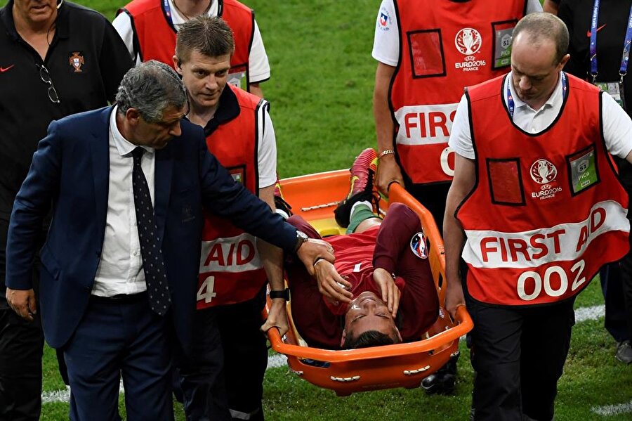 9. dakikada sakatlandı
Mücadelenin 9. dakikasında Dimitri Payet'nin müdahalesinin ardından yerde kalan Ronaldo sakatlandı. 