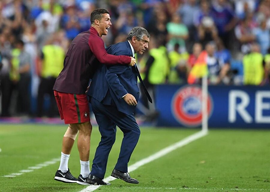 Hocasını itti
Yetenekli futbolcu, hatta bir ara Portekiz Milli Takımı Teknik Direktörü Fernando Santos'u yedek kulübesine doğru itti. Bir kesim, Ronaldo'nun bu davranışıyla teknik direktör Santos'un otoritesini çiğnediğini savundu.