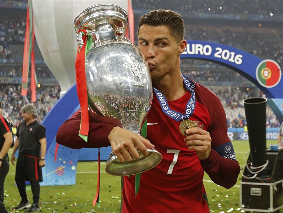 Kupayı bırakmadı
Golün ardından büyük sevinç yaşayan Ronaldo, kutlamalar sırasında ise kupayı kimselere bırakmadı. 