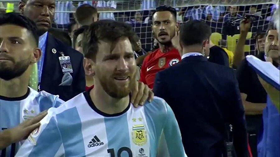 Messi de ağlamıştı
Ronaldo gibi Messi'de Copa Amerika finalinde Şili'ye karşı kaçırdığı penaltının ardından gözyaşlarını tutamamıştı. Messi, Arjantin'in şampiyonluğu kaçırmasının ardından milli takımı bıraktığını açıklamıştı.