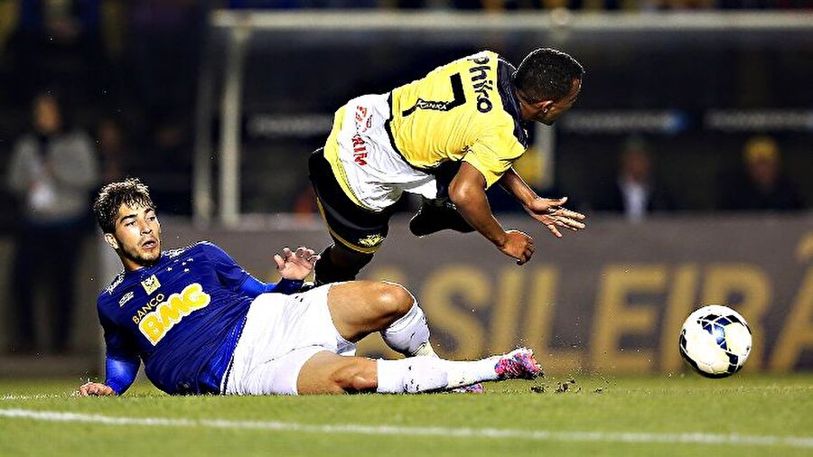 502 dakika oynadı

                                    Genç futbolcu 1 Ocak 2012'de Cruzeiro B Takımı'ndan Nacional-MG'ye kiralandı. Burada 8 maça çıkan Silva, 502 dakika sahada kaldı. 
                                