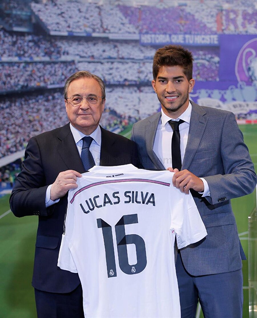 Dünya devine imza attı

                                    23 Ocak 2015'te ise Silva, 12 milyon Euro bonservis bedeliyle Real Madrid'e imza attı.
                                