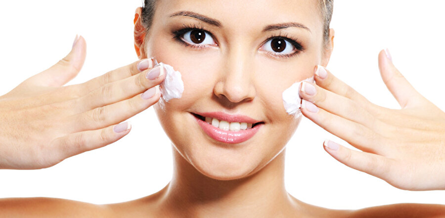 Islak cilde krem uygulamayın

                                    
                                    Cilt ıslakken uygulanan kremlerin herhangi bir katkısı olmaz. Duştan çıktıktan ya da yüzünüzü yıkadıktan sonra, cildinizi mutlaka bir tonik yardımıyla temizlemelisiniz. Yüzünüzü tonikle temizledikten sonra, biraz dinlendirip cildinize uygun bir nemlendirici krem kullanabilirsiniz. Böylelikle hem cildinizdeki suyun emilmesine izin vermiş, hem cildinizin kuru görünümünden kurtulmuş olursunuz.
                                
                                