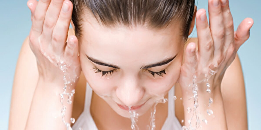 Yüzünüzü yıkadığınız suya dikkat

                                    
                                    Yüzünüzü aşırı sıcak veya aşırı soğuk su ile yıkamak cilt dengenizi bozabilir. En ideali, cildi ılık su ile yıkamaktır. Böyle cildiniz pürüzsüz, parlak ve sağlıklı bir görünüme sahip olur.
                                
                                