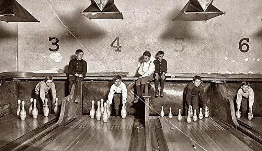 Bowling labutu diziciliği

                                    Bowling labutu ise eski zamanlarda günümüzdeki gibi otomatik olarak kendi dizilmiyordu. Bu işi cep harçlığı kazanmak için yerine getiren çocuklar makineler olmadan önce bu işi icra ediyordu.
                                