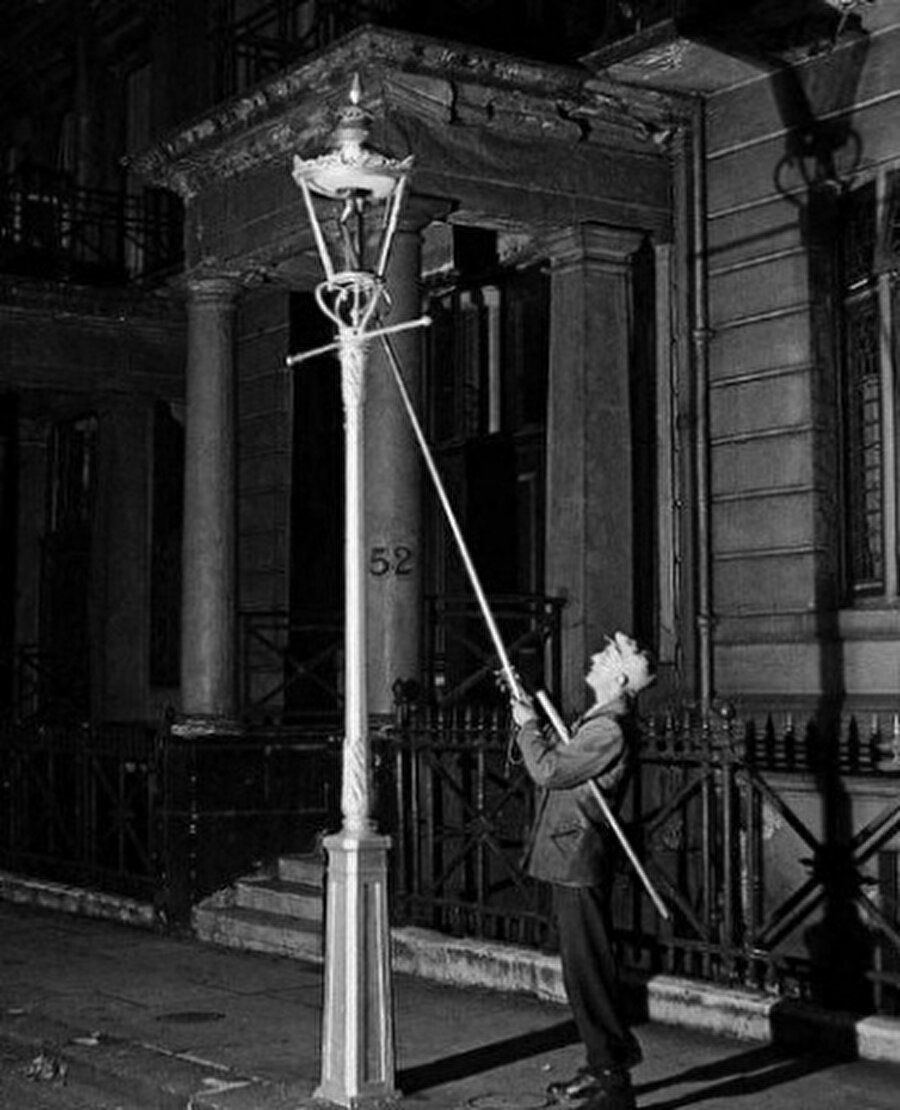 Lamba yakıcılığı

                                    Elektriğin icat edilmediği dönemlerde geceleri sokakları aydınlatmak için gaz lambalarını sürekli kontrol eden ve lambaları yakan insanlar bulunmaktaydı. Ancak elektriğin icadı bu meslek dalının önemini yitirmesine neden oldu.
                                