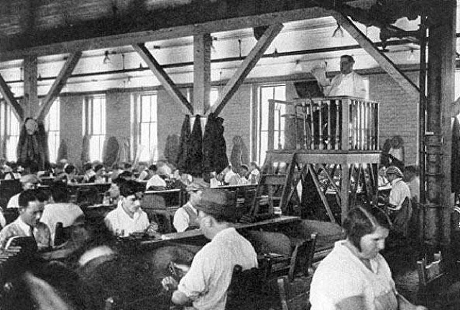 Okuyuculuk

                                    Eskiden fabrika işçilerinin çalışırken sıkılmasını önlemek için ve gündemden haberdar olması için bir meslek bulunmaktaydı.
                                