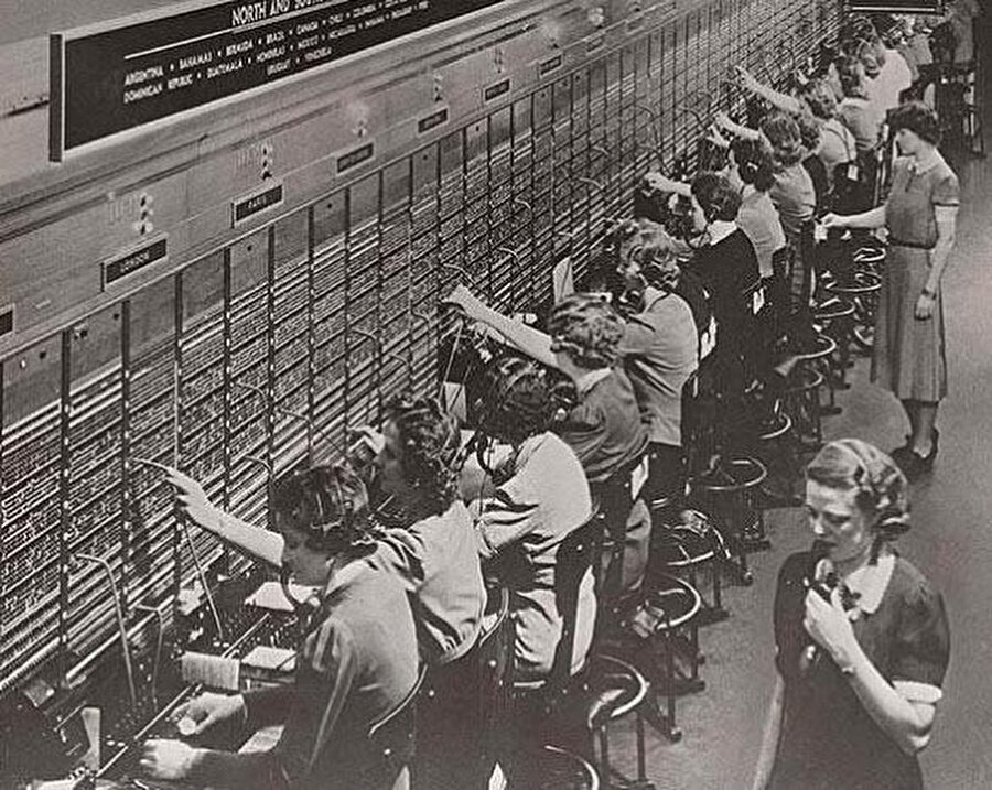 Telefon santral operatörü

                                    Telefonlar yeni yeni yayılırken telefon trafiğini sağlayan telefon santral operatörleri vardı.
                                