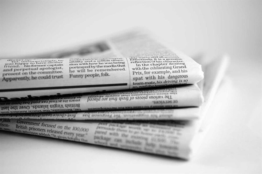 Gündemden Haberdar Olmamak!
Eğer zeki biri olduğunuzu iddia ediyorsanız zaten gündemi yakından takip ediyor olmanız gerek. Yeni çıkan bir kitap, bir sinema filmi, politik gelişmeler, gündemi meşgul eden olaylara hâkim olmak sizi insanlar içinde ön plana çıkarır. Bir ortamda söyleyecek sözünüz olur. 

 Zeki bir insan etrafında olup bitenlere karşı gözlerini kapatmayacak, gündemdekilerle birlikte başka birçok konuda bilgi sahibi olacak ve araştırmacı kişiliğiyle bulunduğu ortamlarda ön plana çıkacak kişidir. İşte bu nedenle popüler olan her konuda bilgi sahibi olmaya çalışmalısınız.

 Herkesin sevdiği şeyleri sevmek, hayranlık duymak zorunda değilsiniz, hatta her konu ilginizi çekmeyebilir, ancak sevmediğiniz konular hakkında bilgi sahibi olmak, sevmeme nedenlerinizi insanlara sunmanız, sizi daha da zeki gösterir.

 Aksi durumlarda gündemle alakalı konularda konuşacak bir şeyiniz olmaz, bulunduğunuz ortam sizi sıkar ve illa konuşmak isterseniz de saçmalamış olursunuz, bu da sizi olduğunuzdan daha az zeki gösterir. 
