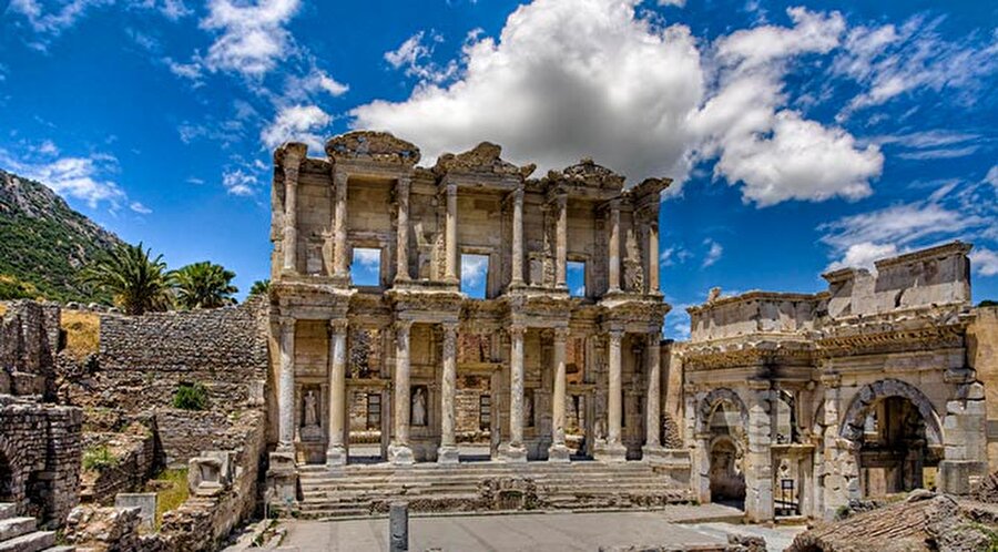 Efes Antik Kenti
Efes daha sonra önemli bir Roma kenti olan antik bir Yunan kentiydi. Klasik Yunan döneminde Yanya'nın on iki şehrinden biriydi. Kuruluşu Cilalı Taş Devri MÖ 6000 yıllarına dayanır. İzmir'in Selçuklu ilçesinin içinde kalır. 

 UNESCO tarafından Dünya Mirası listesine de dahil edilen Efes Antik Kenti, kurulduğu dönemde en önemli liman şehirlerinden biri olarak anılıyordu. Ancak günümüzde Küçük Menderes ve Marnsa Çayı'nın taşıdığı alüvyonlar sonucunda deniz ile bağlantısı kesilmiş durumdadır.
