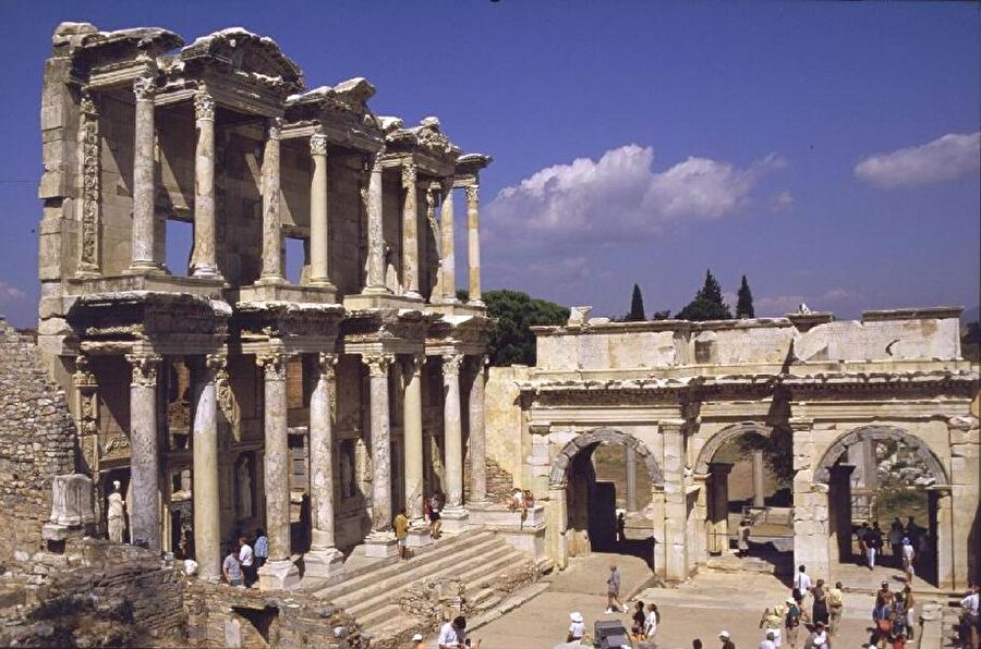 Bugün gezilen Efes Büyük İskender'in generallerinden Lysimakhos tarafından M.Ö. 300 yıllarında kurulmuştur. Hellenistik ve Roma çağlarında en görkemli dönemlerini yaşayan Efes, Asya eyaletinin başkenti ve en büyük liman kenti olarak 200.000 kişilik nüfusa sahipti.

Efes, Celsus Kütüphanesi, ilk mermer tapınağı olarak bilinen ve günümüze sadece birkaç blok kalıntısı ulaşan Artemis Tapınağı, Hz. Meryem'in son yıllarını geçirdiğine inanılan Meryem Ana Evi ve Yedi Uyurlar gibi çok önemli bazı kalıntılara da ev sahipliği yapmakta. 