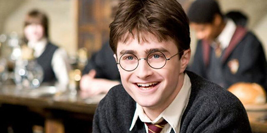 Harry Potter serisi

                                    
                                    Kitap serileri, kitap okumayı alışkanlık ve hatta bağımlılık haline getirmede en etkili yöntemlerden biri. Kitap serilerinin en popülerleri arasında Harry Potter'ın Hogwarts Cadılık ve Büyücülük Okulu'nda geçirdiği 7 senenin öyküsünü anlatan 7 kitap yer alıyor.Yalnızca çocukların değil, genç ve yetişkinlerin de favori kitapları arasında yerini alan Harry Potter serisi, kurduğu fantastik dünyada arkadaşlık, merhamet, aile ve sadakat gibi güçlü duygularla üç arkadaşın maceralarını anlatıyor. Nefret söylemi, ırkçılık gibi konulara da değinen eserin, çok sayıda okuru var.
                                
                                