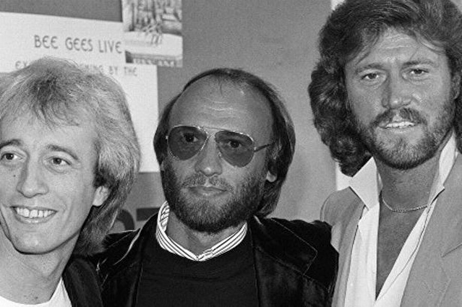 
                                    
                                    
                                    
                                    
                                    
                                    Disko kültürünün bittiği bu evrede Bee Gees tekrar derin bir sessizliğe gömüldü. Grup değişen zamana ayak uydurabilmek için tekrar gözlem yapmaya çekildi. Ve bu evre bittikten sonra yeni bir müzikle tekrar dinleyicilerinin karşısına çıkmaya karar verdiler.
                                
                                
                                
                                
                                
                                